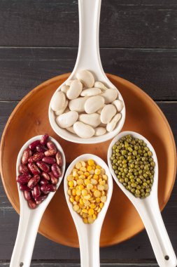 arka plan üzerinde karışık kuru fasulye