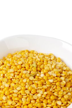 Kuru sarı bezelyeler beyazda izole edilmiş..