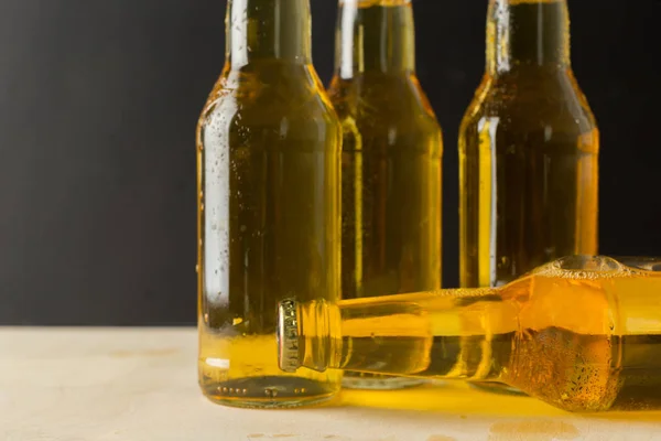 Bottiglie Birra Tavolo Legno — Foto Stock