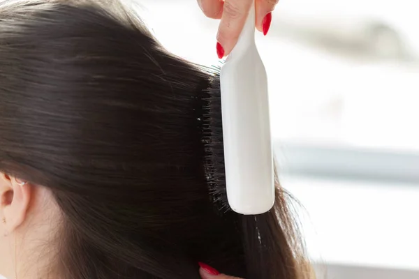 Cabeleireiro Faz Estilo Cabelo Mulher — Fotografia de Stock