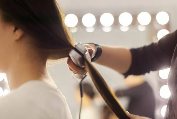 Hairdresser Does Hair Style Woman — Stock Photo, Image