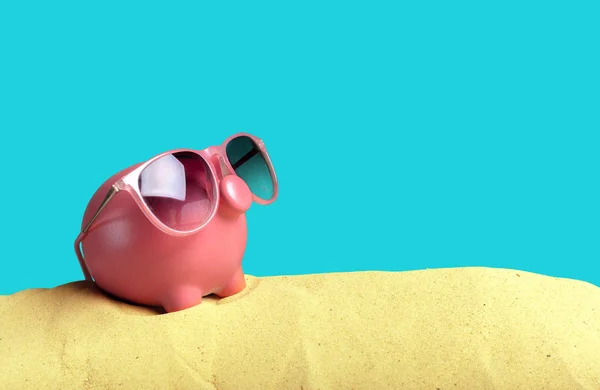 Lato Piggy Bank Okulary Przeciwsłoneczne Plaży — Zdjęcie stockowe