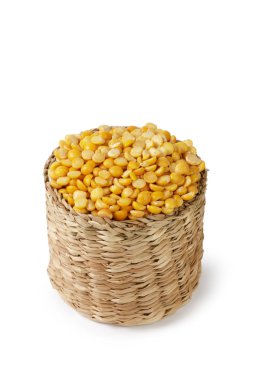 Kuru sarı bezelyeler beyazda izole edilmiş..