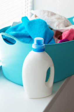 arka plan üzerinde giysi sepeti yakın çekim