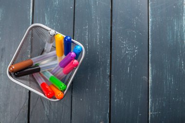 Ahşap arka plan üzerinde renkli marker kalem