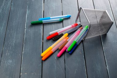 Ahşap arka plan üzerinde renkli marker kalem