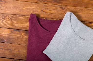 Tablo arka plan üzerinde renkli gömlek yakın çekim