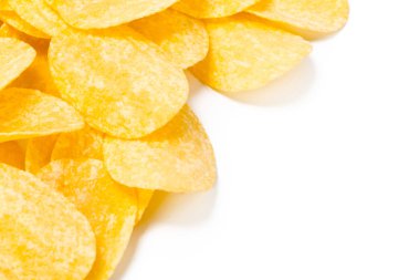 Beyaz arkaplanda izole edilmiş sarı patates cipsi 