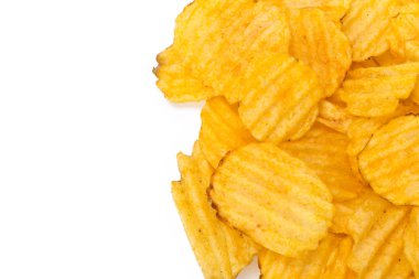 Beyaz arkaplanda izole edilmiş sarı patates cipsi 