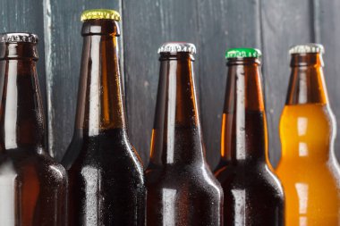 Şişe bira arka plan üzerinde ile yakın çekim