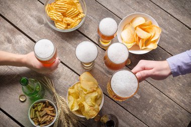 İnsan eli ve bira gözlük 