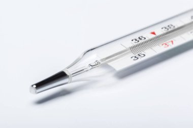 Merkür termometre, beyaz arka plan üzerinde izole