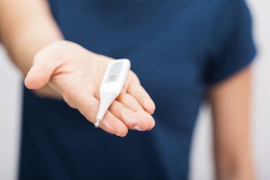 Bir termometre ile hasta kadınların