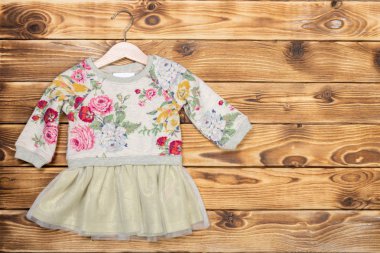 Bebek sayfalar üzerinde ahşap masa