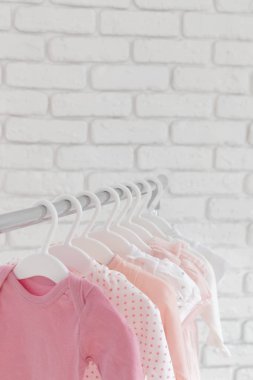 Çocuk giysileri arka plan üzerinde Kapat