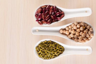 arka plan üzerinde karışık kuru fasulye