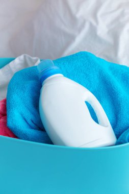 arka plan üzerinde giysi sepeti yakın çekim