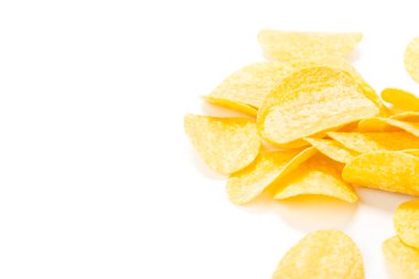 Beyaz arkaplanda izole edilmiş sarı patates cipsi 