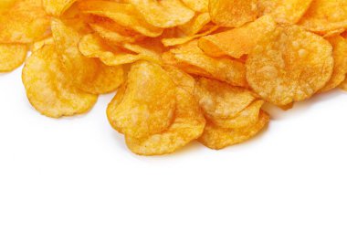 Beyaz arkaplanda izole edilmiş sarı patates cipsi 