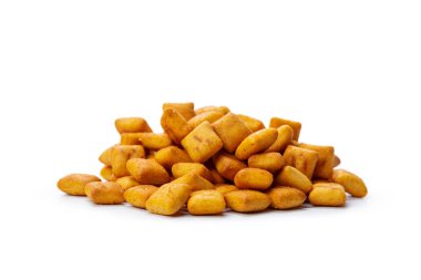 Beyaz arkaplanda izole edilmiş kraker kurabiyeleri