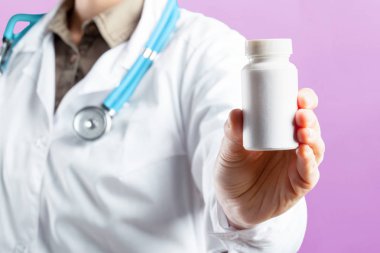 Doktor hap tutarak yakın çekim