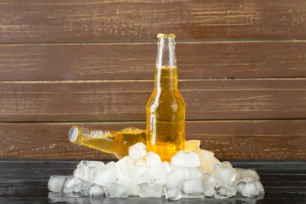Garrafas Cerveja Fria Fresca Com Gelo — Fotografia de Stock