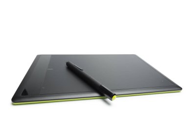 Grafik tableti beyaz zemin üzerinde izole edilmiş, çizer ve tasarımcılar için kalem ile