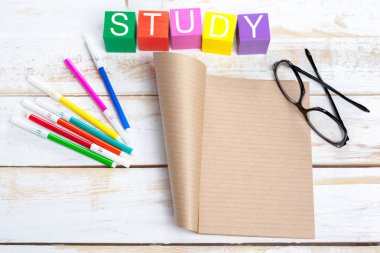 ahşap oyuncak bloklar üzerinde ahşap masa.