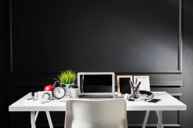 Ofis resepsiyon masası bilgisayar ve sarf malzemeleri, yakın çekim