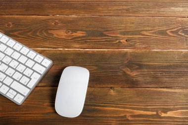 Modern çalışma iş masası bilgisayar klavye ile üstten görünüm