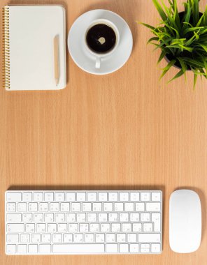 evinde ahşap masaüstü kahve ile çalışma