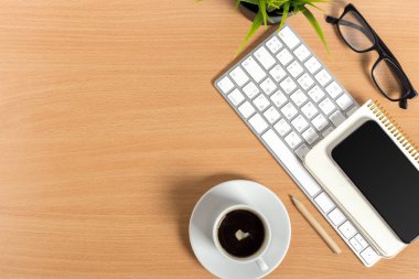 evinde ahşap masaüstü kahve ile çalışma