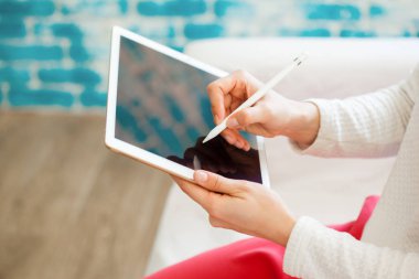 Dijital tablet kullanan kadın yakın çekim