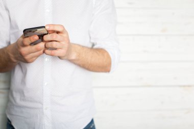 Adam cep telefonu, ekrandaki bir okuma