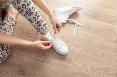 Kadın bağlama ayakkabı bağcığı arka plan üzerinde Kapat