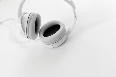 Arka plan üzerinde beyaz kulaklık yakın çekim