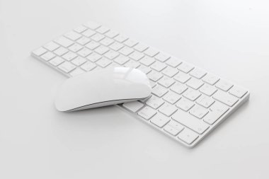 Ofis masaları ile klavye arka plan üzerinde Kapat