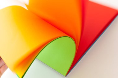 Albüm beyaz zemin üzerine izole renkli kağıt ile yakın çekim 