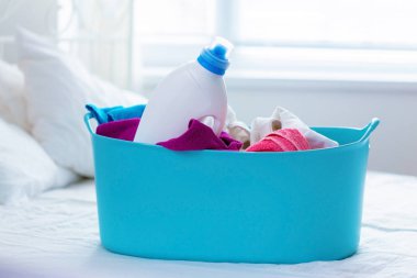 arka plan üzerinde giysi sepeti yakın çekim