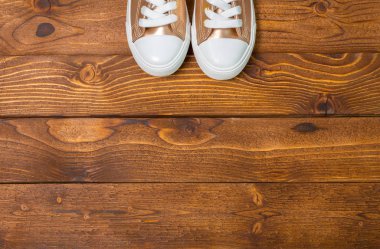 Spor ayakkabılar zemin katta, yakın çekim