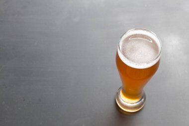 Tablo arka plan üzerinde Lager bira yakın çekim