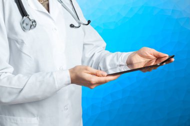 bilgisayar tablet doktor elinde