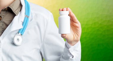 Doktor hap tutarak yakın çekim