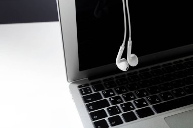 Ofis resepsiyon masası bilgisayar ve kulaklıklar, yakın çekim 