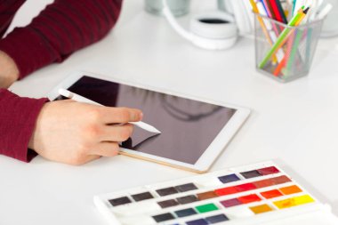 Dijital tablet üzerinde çalışan adam, yakın çekim