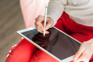 Dijital tablet kullanan kadın yakın çekim