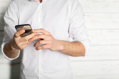 Adam cep telefonu, ekrandaki bir okuma