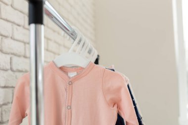 Çocuk giysileri arka plan üzerinde Kapat