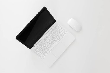 Ofis masaları ile klavye