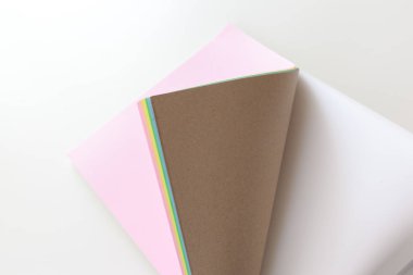 Beyaz arka plan üzerinde izole renkli kağıt 